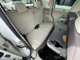 足元ゆったりの後部座席!大人二人が並んで座っても広々空間でドライブをお楽しみいただけます☆