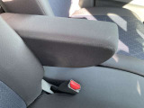 フロントシートにはセンターアームレスト付き、長時間の運転で疲れた腕を乗せてください。