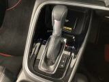 ハンドル周りがすっきりするフロアシフト。ハンドル操作に集中しやすいので、事故の防止にも役立ちます。