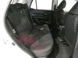 後部座席も大人の方が余裕をもってお乗りいただけるスペースがございます♪長距離ドライブでも快適ですよ!!