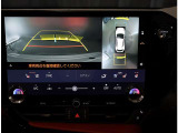 パノラミックビューモニター。車両を上から見たような映像を表示。運転席から目視しにくい車両周囲の状況をリアルタイムで確認できます。
