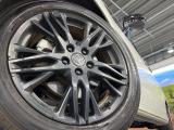 【純正18インチアルミホイール】外観にマッチした純正アルミホイールを装着しております。各種社外アルミホイールや、スタッドレスタイヤも取扱いしております。是非ご相談ください♪