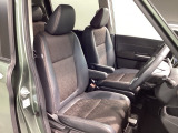 大きなフロントシートでゆったりとドライブ、長距離運転も疲れません♪ハイトアジャスターも付いているのでお好きな位置に調整できます。