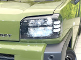 【LEDヘッドライト】悪天候や夜間走行時も良好な視界を確保し安心して運転できる高輝度LEDヘッドライトを装備!点灯速度が早く、消費電力も抑えられています。