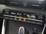 【オートエアコン】車内温度を感知して自動で温度調整をしてくれるのでいつでも快適な車内空間を創り上げます!どの席に座っても快適なドライブが楽しめます♪