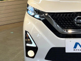 【LEDヘッドライト】悪天候や夜間走行時も良好な視界を確保し安心して運転できる高輝度LEDヘッドライトを装備!点灯速度が早く、消費電力も抑えられています。