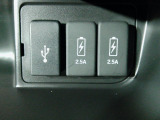 通常のUSB入力端子の他にスマホ充電に対応した2.5AのUSB端子を2箇所装備☆仲良く充電できちゃいますね☆