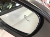【ブラインドスポットインフォメーション】走行中に、斜め後ろの車を検知すると、ドアミラーのマーク点灯にてお知らせします。