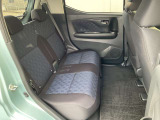 リヤシートは足元空間も広くリラックスしてドライブが楽しめます。