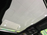 【ガラスルーフ】ガラスルーフ搭載で車内の解放感が一気にアップ!開放的なドライブをお楽しみいただけます。