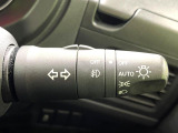 【オートライト】周りの明るさに応じて自動でヘッドライトの点灯・消灯ができる機能です!ライトの付け忘れ・消し忘れなどが無くなり、雨の日や夕方の走行も安心!トンネル通過時も便利ですね♪
