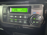 オートエアコン付きなので一度、気温を設定すれば自動的に過ごし易い温度に調整してくれますよ。 車内をいつでも快適空間にしてくれます。