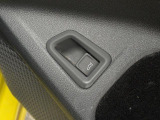運転席ドアに備わるテールゲートオープンスイッチ。座ったままワンタッチで開閉可能です。