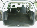 リアシートを倒せば広々荷室の出来上がり♪アレンジ次第でさまざまな荷物が積み込めますよ。