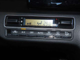 四季を通じて車内を快適に保つオートエアコンを装備しています。又、冬場の朝一のスタート時には大変嬉しいシートヒーターを運転席に装着、ヒーターが効き始めるまでの冷間時でも快適にスタート出来ます。