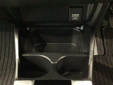 運転席と助手席の間にはドリンクホルダーが付いています。ちょうど手の届く所にありますので、とっても便利です♪