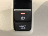 指先の操作でパーキングブレーキの「作動と解除」が行うことができる装備。ブレーキペダルから足を離しても停止し続けてくれるオートブレーキホールド機能。信号待ちなどの際には便利。ECO運転で低燃費走行♪