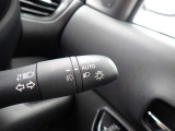 オートライト機能が装備されており暗い場所に入ると車両が検知しライトのON・OFFを自動的に切り替えてくれますので非常に便利な装備です♪