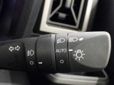 【オートライト】車外の明るさに応じて、自動的にライトの点灯・消灯をしてくれます。