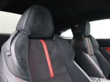 ホールド性の高いスポーティなシートを装備しています。