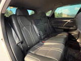 後部座席も気になるようなキズ・汚れやへたり等、大きなダメージはなく、良好な状態です。