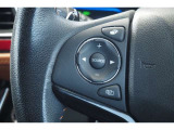 【ステアリングスイッチ】運転中でも前方から目線を外すことなくオーディオ等の操作ができ、より「安全・快適」にドライブをすることができます。