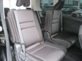 2列目シートです!汚れや破れも無く良好です♪後部座席は大人の人でも足元ゆったりしております♪