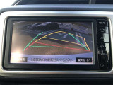 バックモニターを装備しています。駐車時に後方が影像で確認できるので、車庫入れの苦手なお客様や夜間のバック時に大活躍!いまや必須となった装備ですね。