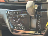 オートエアコン装備★シフトレバーもシンプルで操作性が良い♪