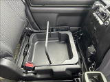 助手席シート下に便利な荷物入れ
