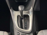シフトレバーはフロアに配置されています。