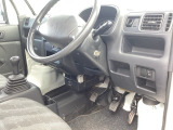 自社整備工場で点検整備をおこなってからお渡ししています。車検が残っている場合は『12ヶ月点検整備』を、車検整備付きの場合は『車検整備』をおこないます。整備費用は車両本体価格に含まれています。