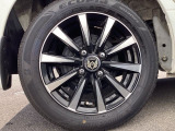 スチールホイールには、ホイールトリム(ホイールカバー)が付いています。