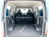 セカンドシート格納でさらに広々とした荷室になります!!
