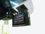 『前後ドライブレコーダー』動画を残すことで万が一の事態に遭遇した時の必須アイテムです!急ブレーキ・急ハンドルが起こった際、自動で記録が上書きされずに保存され、後でPC等で確認出来ます。