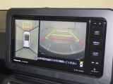 パノラミックビューモニターを装備。駐車場や交差点でクルマを真上から見るように周囲を確認できます。機能の詳細は販売店スタッフまでおたずねください。