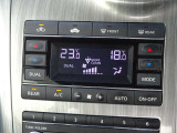 【オートエアコン】運転席と助手席の設定温度をそれぞれ独立して調整できるエアコン独立温度調整機能が搭載されており、後席エアコン吹き出し口も装備しています♪