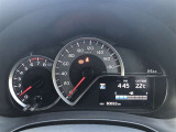 大型メーターで視界も良好な運転席廻りです。運転時の視線移動が少なくて済むので、安全性にも一役かってくれます。