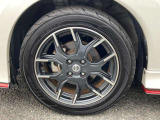 純正のアルミホイールです!お車に合ったデザインのホイールになっています!