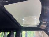 【ガラスルーフ】ガラスルーフ搭載で車内の解放感が一気にアップ!開放的なドライブをお楽しみいただけます。