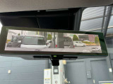 スマートルームミラーは、車両後方に設置されたカメラの映像を、ルームミラーに映し出すことで、死角をなくし、安全性を向上させることができます。また、夜間や雨天時でも、クリアな映像を映し出すことができます。
