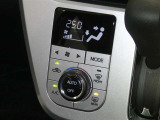 【オートエアコン】車内温度を感知して自動で温度調整をしてくれるのでいつでも快適な車内空間を創り上げます!どの席に座っても快適なドライブが楽しめます♪