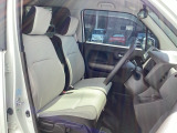 フロントシートはベンチシートです。ベンチシ―トは運転席と助手席の移動もスムーズ!狭い駐車場での乗り降りに便利です。シートの間にコンソールボックスやドリンクホルダーがないため、車内空間も広く感じます