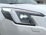 【LEDヘッドライト】悪天候や夜間走行時も良好な視界を確保し安心して運転できる高輝度LEDヘッドライトを装備!点灯速度が早く、消費電力も抑えられています。