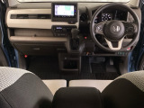 車内は光触媒抗菌消臭施工済です。スタイリッシュなデザインで暖かみのあるインパネ周りを演出します。グローブボックスやカップホルダーのほかにトレーなどたくさんの収納スペースが装備されています。