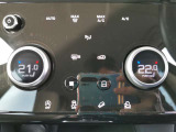 エアコンはデュアルオートを採用、フロントシートのシートヒーターもこちらのダイヤルより操作いただけるようになっています。