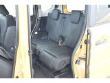 後席シートは分割可倒式です。乗せる荷物や乗車人数に合わせて片側ずつ倒すことが出来ます。