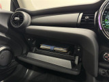 【グローブボックス】車検証、サングラスやCDなど小さい荷物が収納できるので車内を綺麗に整頓できますね。