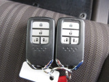 スマートキー付!キーを取り出さなくてもドアロックの施錠・開錠、エンジンの始動が出来ます!雨の日や荷物の多い日にとても便利ですね♪