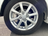 純正アルミホイールです。足元が引き立つので、車全体のイメージがアップしますよ